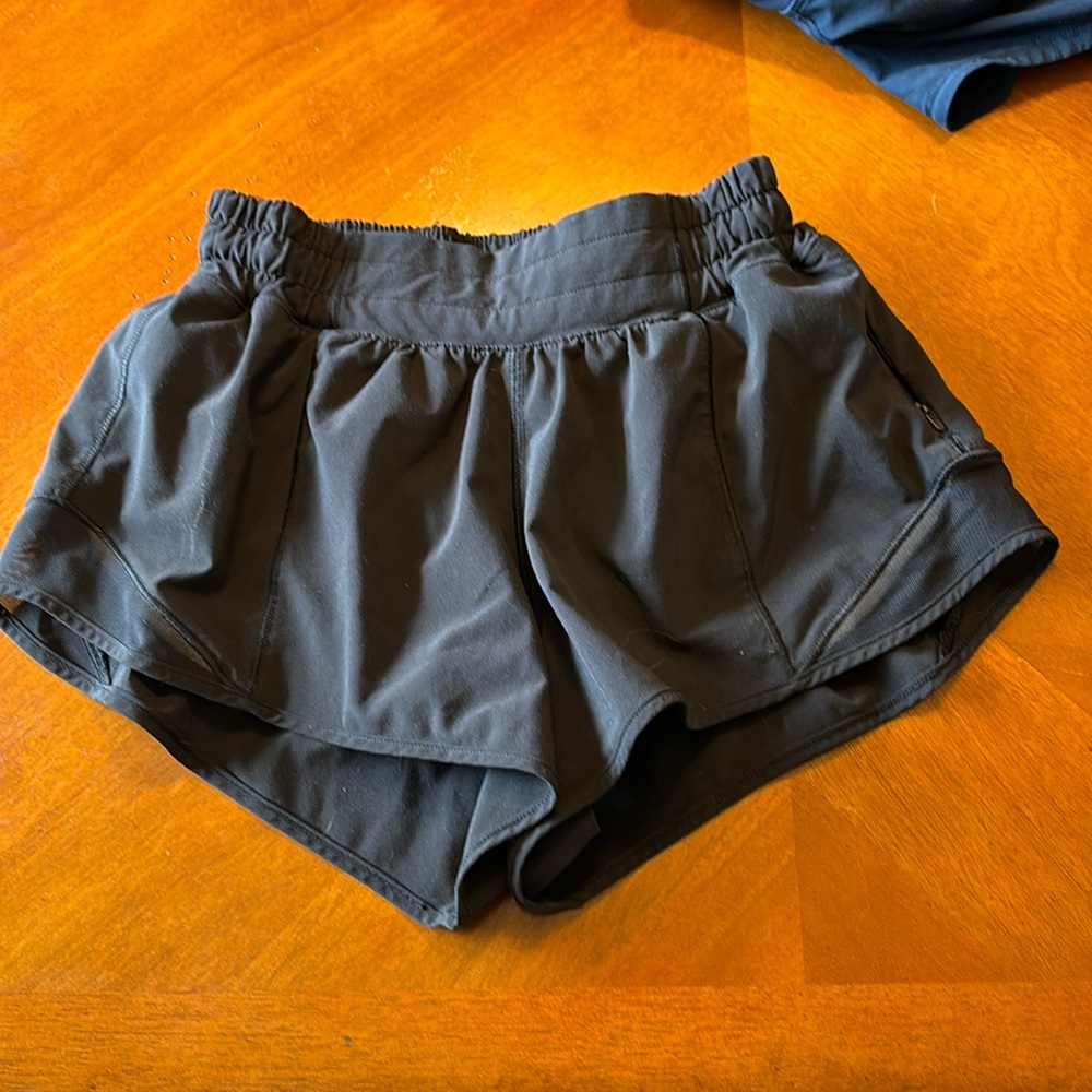 Lululemon hotty hot low-rise lined shorts 2.5